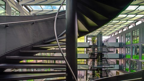 Bild einer Wendeltreppe im Gebäude der Fakultät Informatik der TU Dresden