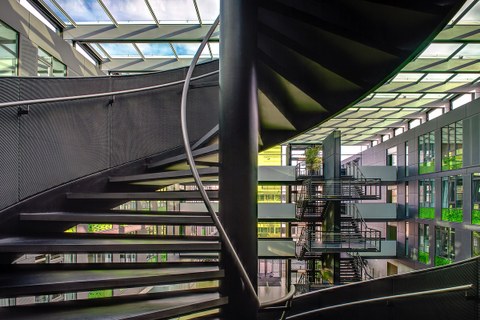 Bild einer Wendeltreppe im Gebäude der Fakultät Informatik der TU Dresden