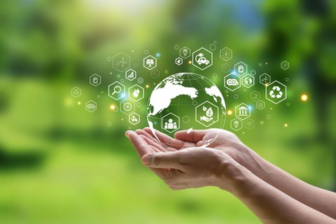 Foto einer menschlichen Hand, die die Erde mit dem ESG-Symbol für Umwelt, Soziales und Governance, das Konzept der nachhaltigen Umwelt hält.
