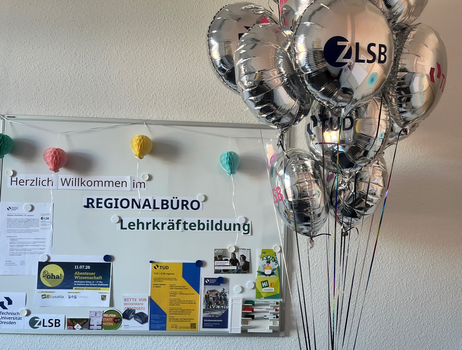 Auf dem Bild ist das Regionalbüro Zittau des ZLSB zu sehen, das anlässlich der Eröffnung mit Ballons geschmückt wurde.