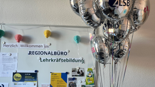Auf dem Bild ist das Regionalbüro Zittau des ZLSB zu sehen, das anlässlich der Eröffnung mit Ballons geschmückt wurde.