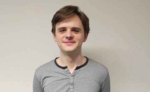 Das Bild zeigt den wissenschaftlichen Mitarbeiter Alexey Poznyakovskiy