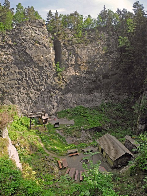 Es ist eine Mühle ins Jonsdorf zu sehen.