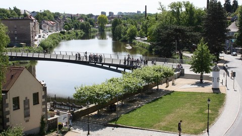 Es ist ein Fluss mit einer Brücke zu sehen.