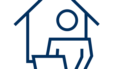 Im Hintegrund ein Haus und vorne ein Mensch mit Laptop