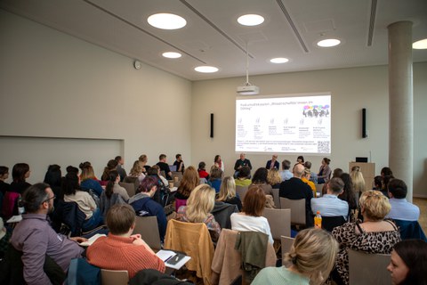 Auf dem Foto sind die Professor:innen der Podiumsdiskussion am Vormittag der Veranstaltung zu sehen.