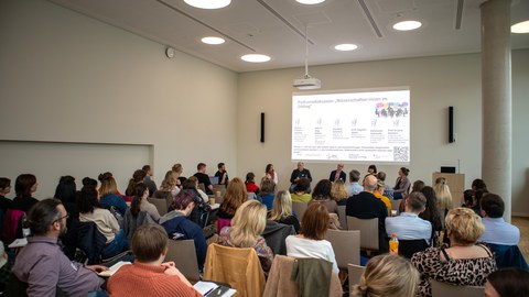 Auf dem Foto sind die Professor:innen der Podiumsdiskussion am Vormittag der Veranstaltung zu sehen.