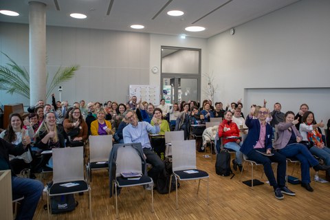 Auf dem Bild sind die Teilnehmenden von DIAlogisch!4.0 in der Aula des TU-Gebäudes Münchner Straße zu sehen