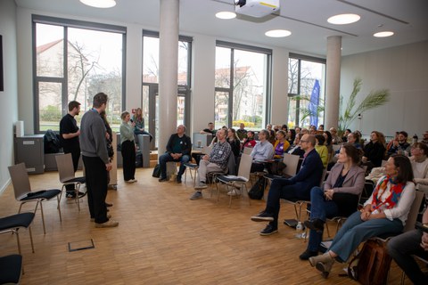 Auf dem Bild sind die Workshopverantwortlichen der ersten Austauschrunde sowie die Teilnehmenden von DIAlogisch!4.0 zu sehen.