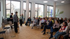 Auf dem Bild sind die Workshopverantwortlichen der ersten Austauschrunde sowie die Teilnehmenden von DIAlogisch!4.0 zu sehen.
