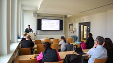 Das Foto zeigt Teilnehmende des Workshops "Ausgestaltung von Lehr-Lern-Experimenten im Fachraum Labor – Fähigkeitsselbstkonzepte angehender Lehrkräfte der Beruflichen Fachrichtung Ernährung und Hauswirtschaft"