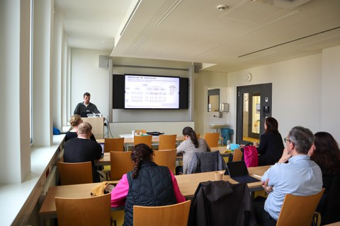Das Foto zeigt Teilnehmende des Workshops "Ausgestaltung von Lehr-Lern-Experimenten im Fachraum Labor – Fähigkeitsselbstkonzepte angehender Lehrkräfte der Beruflichen Fachrichtung Ernährung und Hauswirtschaft"
