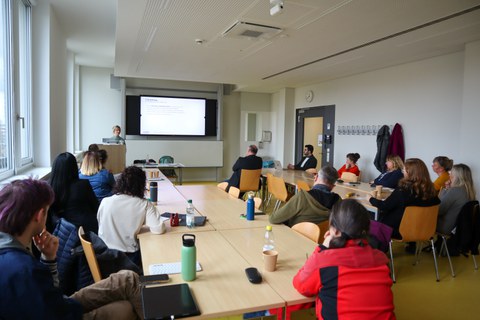 Das Foto zeigt Teilnehmende des Workshops "KI im Unterricht - Unterstützung in der Unterrichtsplanung durch textgenerierende KI in der Physiotherapie"