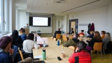Das Foto zeigt Teilnehmende des Workshops "KI im Unterricht - Unterstützung in der Unterrichtsplanung durch textgenerierende KI in der Physiotherapie"