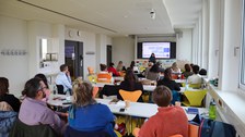 Das Foto zeigt Teilnehmende des Workshops "Ambivalenzen und Ambiguitäten sozialpädagogischen Handelns im Kinder- und Jugendschutz"