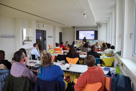 Das Foto zeigt Teilnehmende des Workshops "Ambivalenzen und Ambiguitäten sozialpädagogischen Handelns im Kinder- und Jugendschutz"