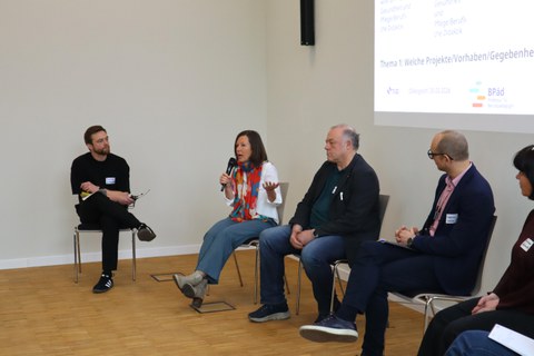 Auf dem Bild ist Professorin Anja Walter (Gesundheit und Pflege/Berufliche Didaktik) bei der Podiumsdiskussion "Wissenschaftler:innen im DIAlog" zu sehen.