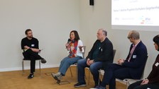 Auf dem Bild ist Professorin Anja Walter (Gesundheit und Pflege/Berufliche Didaktik) bei der Podiumsdiskussion "Wissenschaftler:innen im DIAlog" zu sehen.