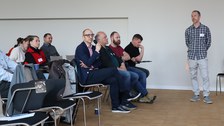 Das Bild zeigt Teilnehmende der Veranstaltung "Dialogisch!" bei Rückfragen nach der Keynote „Kompetenz- und outputorientiertes Lernen mit KI: ein adaptives Feedbacksystem am Beispiel des Westermann-Verlags“ 