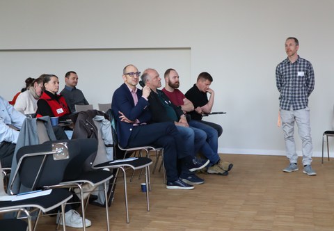 Das Bild zeigt Teilnehmende der Veranstaltung "Dialogisch!" bei Rückfragen nach der Keynote „Kompetenz- und outputorientiertes Lernen mit KI: ein adaptives Feedbacksystem am Beispiel des Westermann-Verlags“ 