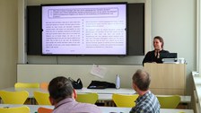 Auf dem Bild sind Teilnehmende des Workshops "Pädagogisches Handeln von Lehrkräften als Interaktionsarbeit verstehen" zu sehen.