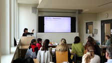 Auf dem Bild sind Teilnehmende des Workshops "Pädagogisches Handeln von Lehrkräften als Interaktionsarbeit verstehen" zu sehen.
