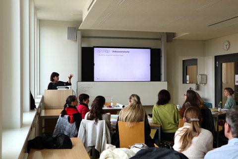 Auf dem Bild sind Teilnehmende des Workshops "Pädagogisches Handeln von Lehrkräften als Interaktionsarbeit verstehen" zu sehen.