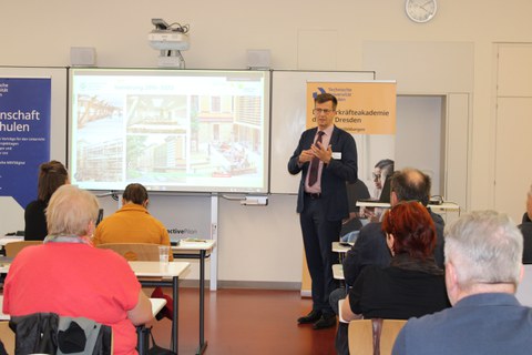 Begrüßung durch den Schulleiter des Gymnasiums Dresden-Plauen 