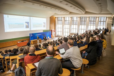 Begrüßung im Schönfeld-Hörsaal. 
