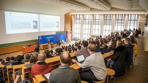 Begrüßung im Schönfeld-Hörsaal. 