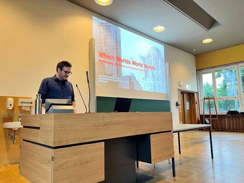 Auf dem Bild ist Jun.-Prof. Dr. Moritz Ingwersen zu sehen, der den MINTGeo-Tag 2026 mit einem Hauptvortrag eröffnet hat.