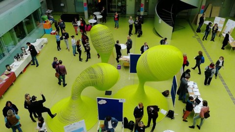 Foto des Foyers der Fakultät Informatik der TU Dresden. Veranstaltung Mentor*innentag Sachsen 2020