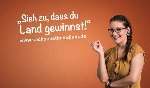 Foto einer lächelnden Frau. Sie steht vor einem orangenen Hintergrund und zeigt mit dem rechten Zeigefinger auf den Text "Sieh zu, dass du Land gewinnst! www.sachsenstipendium.de".