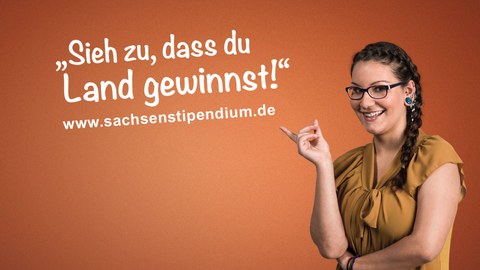 Foto einer lächelnden Frau. Sie steht vor einem orangenen Hintergrund und zeigt mit dem rechten Zeigefinger auf den Text "Sieh zu, dass du Land gewinnst! www.sachsenstipendium.de".