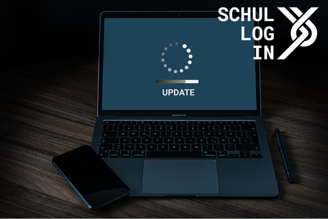 Foto: Laptop, auf dessen Bildschirm das Wort "Update" zu sehen ist.