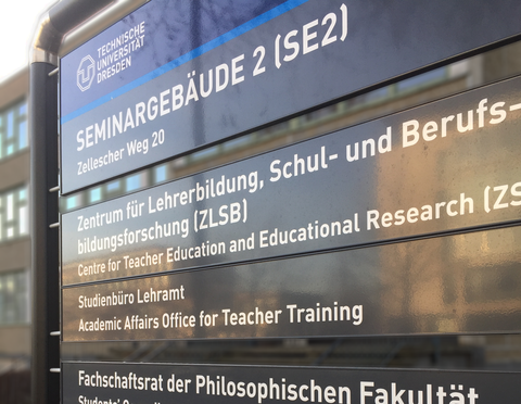 Foto der Informationstafel vor dem Eingang des Seminargebäudes 2, Zellescher Weg 20. Auf dieser steht, dass sich darin unter anderem das ZLSB befindet. 