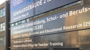 Foto der Informationstafel vor dem Eingang des Seminargebäudes 2, Zellescher Weg 20. Auf dieser steht, dass sich darin unter anderem das ZLSB befindet. 