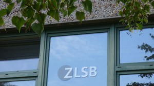 Bild eines Fensters des Seminargebäudes 2 mit dem Logo des ZLSB