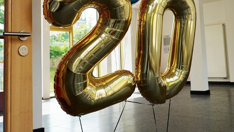 Goldene Luftballons als 20