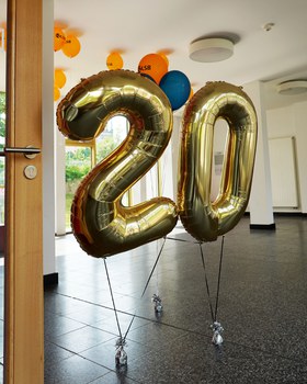 Goldene Luftballons als 20