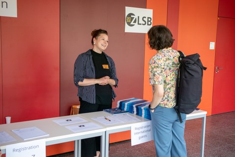 Zwei Frauen in einer netten Unterhaltung