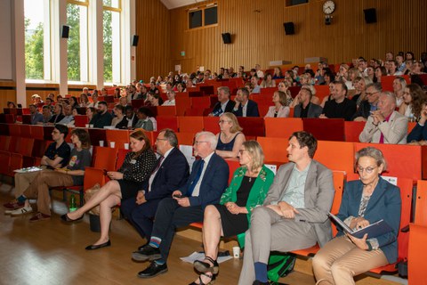 Viele Personen sitzend in einem Hörsaal