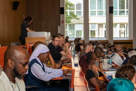 Personen sitzen im Hörsaal