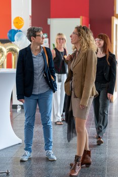 Zwei Frauen unterhalten sich