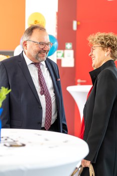 Frau und Mann unterhalten sich