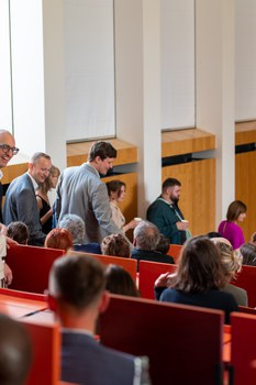 Gruppe von Personen begehen ihre Plätze in einem Hörsaal