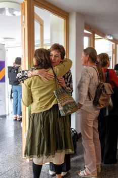 Umarmung von zwei Frauen