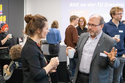 Eine Frau und ein Mann unterhalten sich.