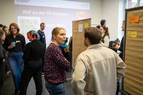 Eine Frau und ein Mann unterhalten sich.