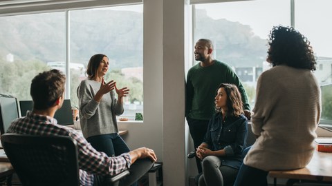 Verschiedene Designer besprechen ein Projekt während einer Besprechung im Büro